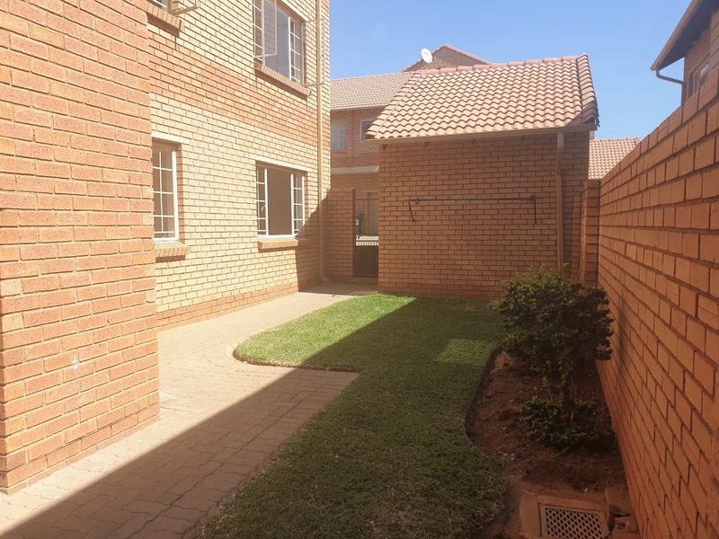Load-Shedding Free Area - Ground Floor Unit! - Photo 5