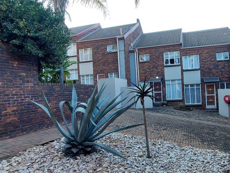 Modern 2-Bed Townhouse with Lock-Up Garage & Pet-Friendly Perks - Photo 4