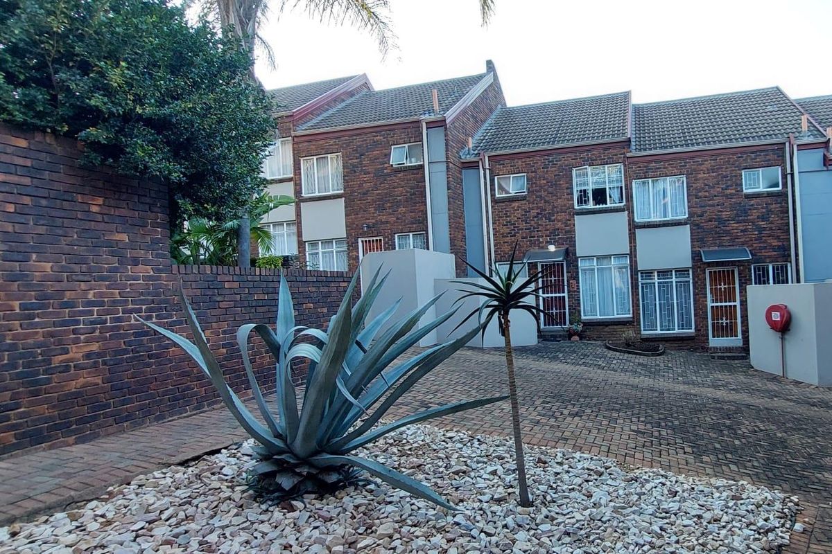 Modern 2-Bed Townhouse with Lock-Up Garage & Pet-Friendly Perks - Photo 4