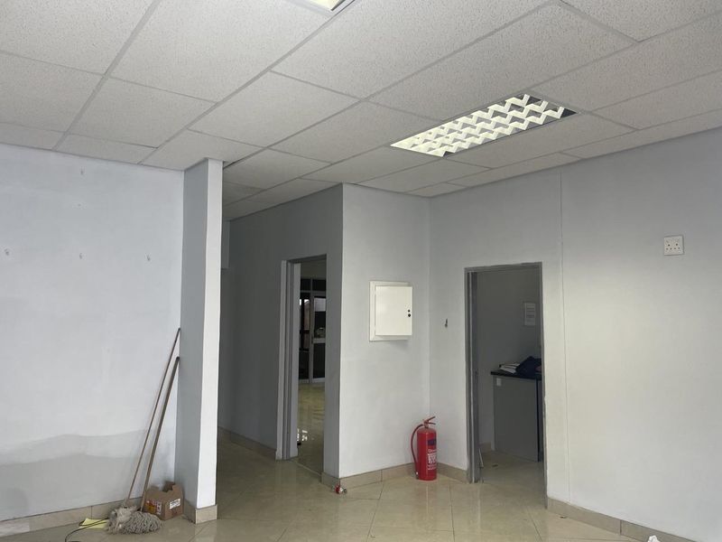 Office Building in Windhoek West - Photo 5