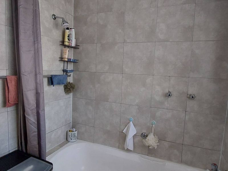 Charming 2 Bed Corner Unit - Photo 3