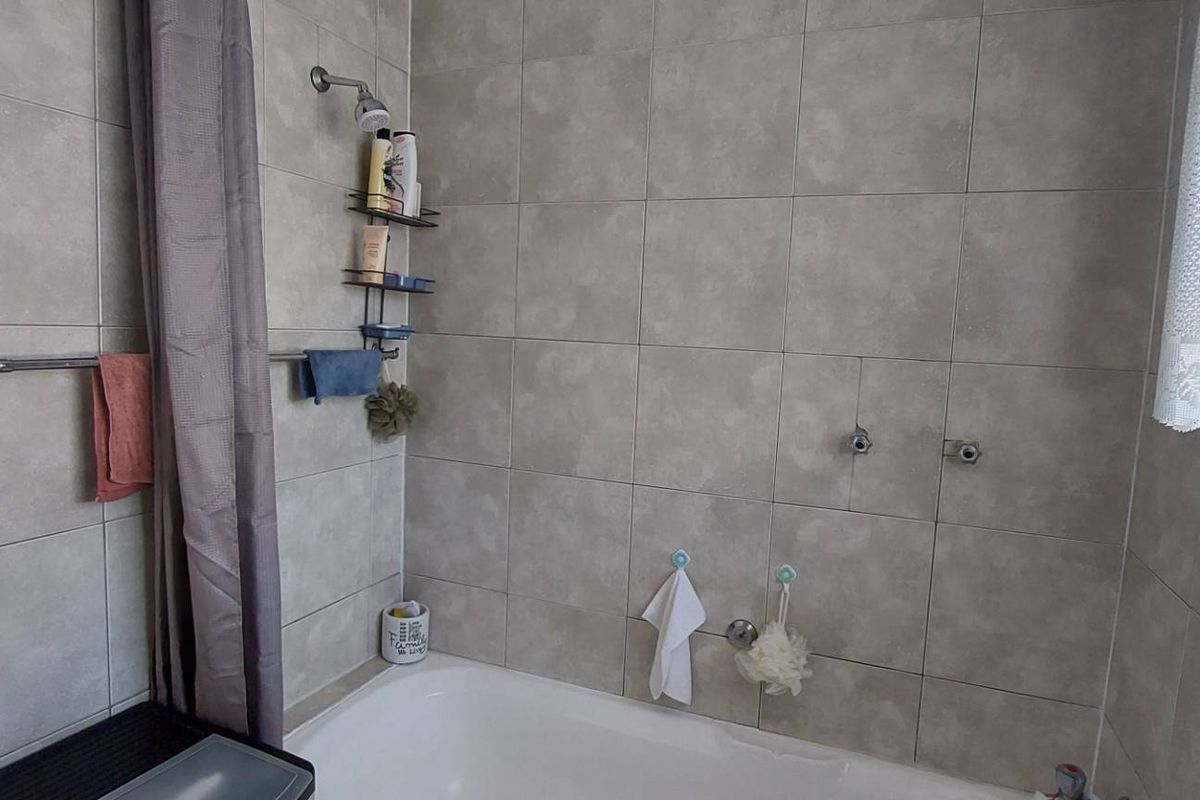 Charming 2 Bed Corner Unit - Photo 3
