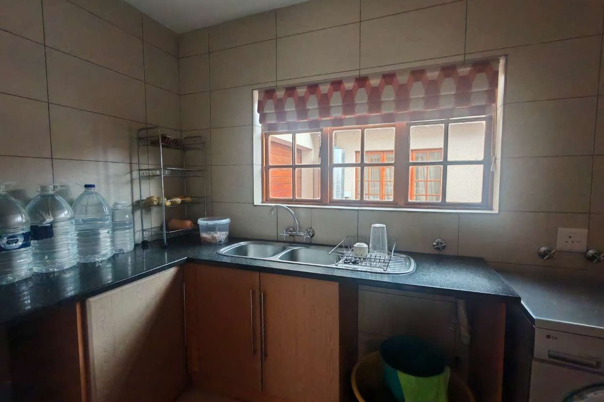 SPACIOUS AND VERY NEAT, CLOSE TO ALL THE AMENITIES - Photo 4