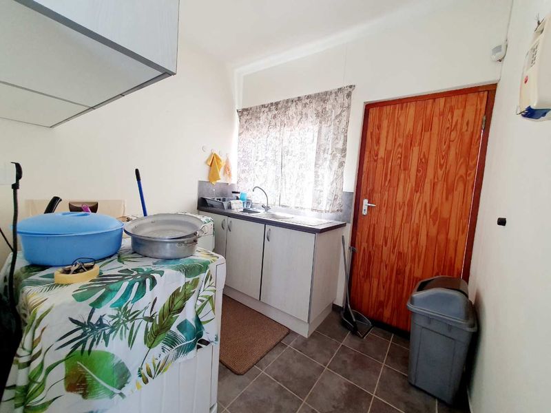 This well managed complex is freshly repainted. - Photo 7