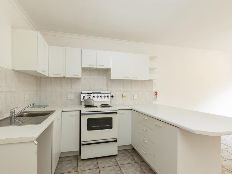Charming One Bedroom Apartment with Entertainment Patio in Newlands / Rondebosch Village - Photo 8