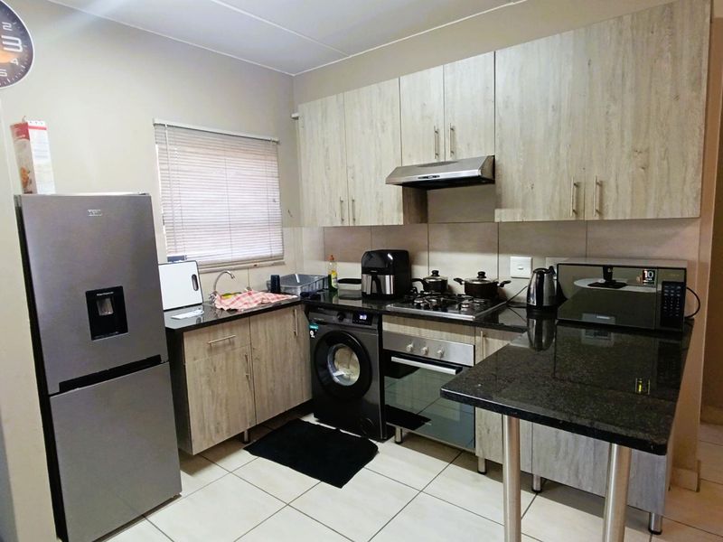 Unlock the Door to your First Home: Stylish and Secure 2 Bedroom Apartment - Photo 5