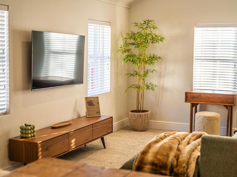 A Romantic Art-Filled Escape in the Heart of Franschhoek | Available Immediately - 31 Oct 2026 - Photo 4