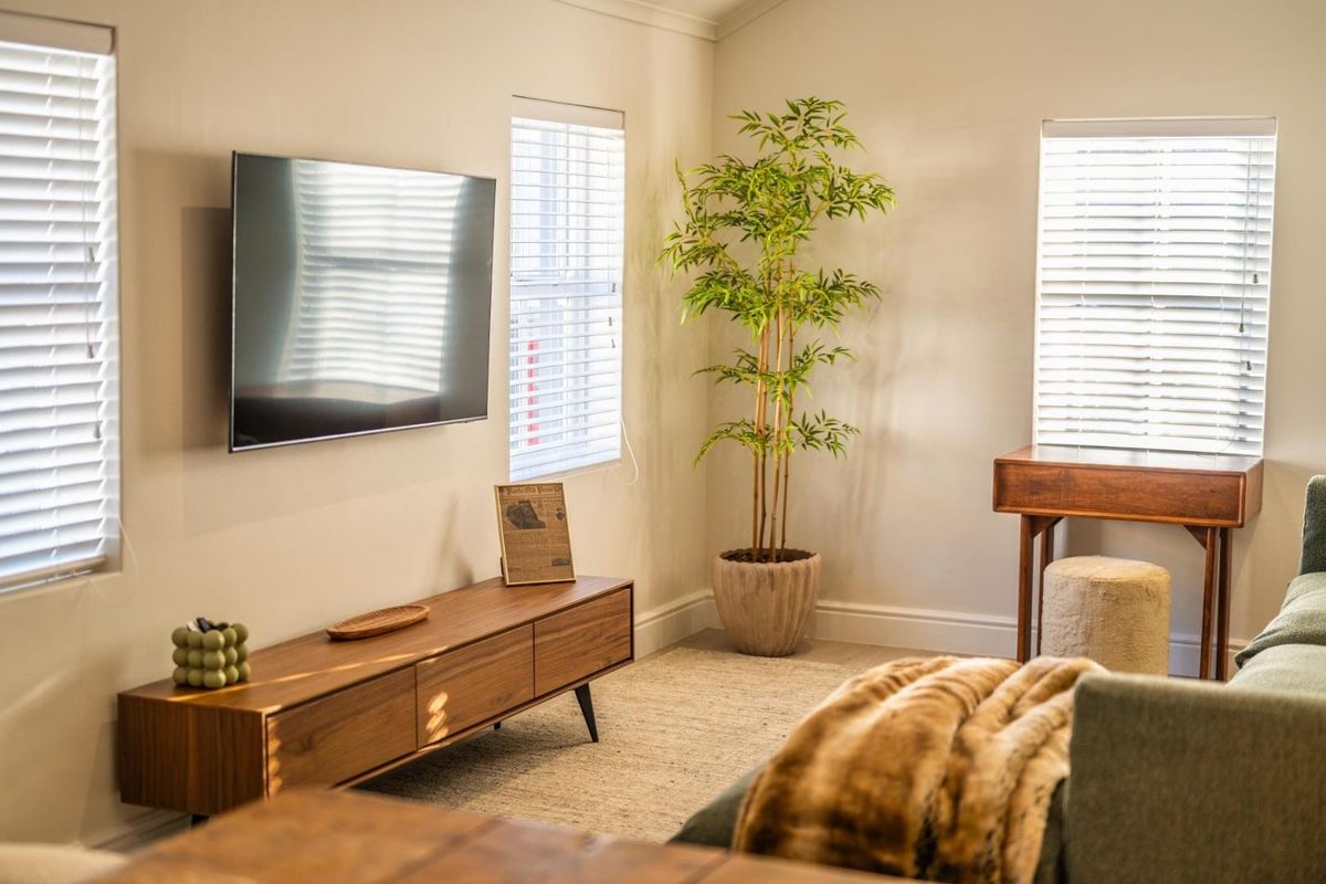 A Romantic Art-Filled Escape in the Heart of Franschhoek | Available Immediately - 31 Oct 2026 - Photo 4