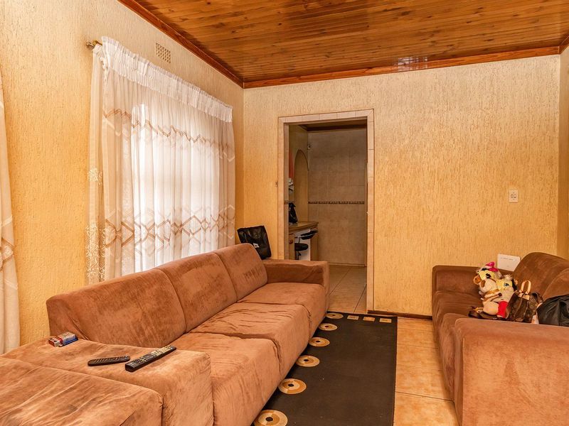 Spacious 5-Bedroom Home in Rynsoord - Photo 5