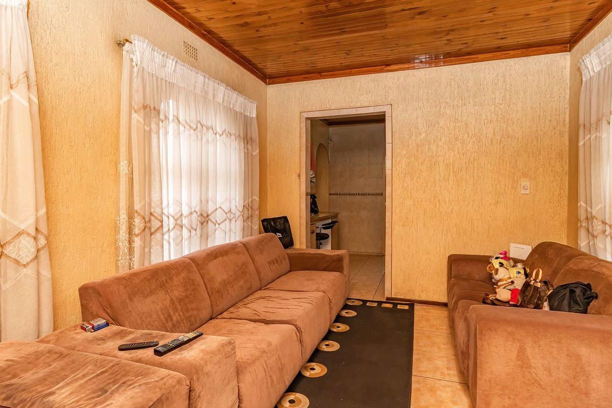 Spacious 5-Bedroom Home in Rynsoord - Photo 5