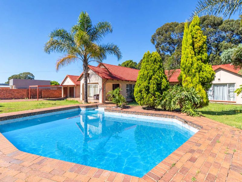 Renovate, Refresh and Reimagine This Helderkruin Gem - Photo 3
