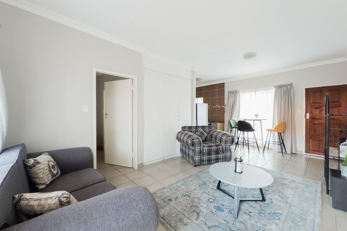1 Bedroom Unit in Wapadrand - Photo 2