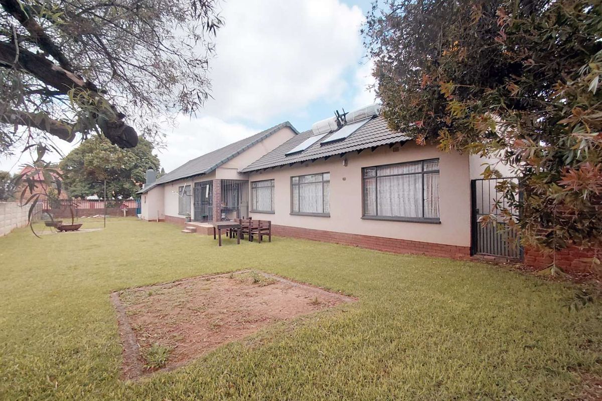 Family Home, Secure Living & Income Potential: - Photo 4