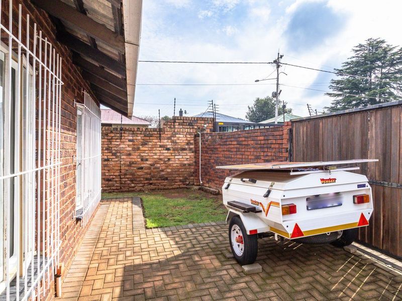 Charming 2 Bedroom, 2 Bathroom, Low-Maintenance Townhouse in Secure Complex - Photo 4