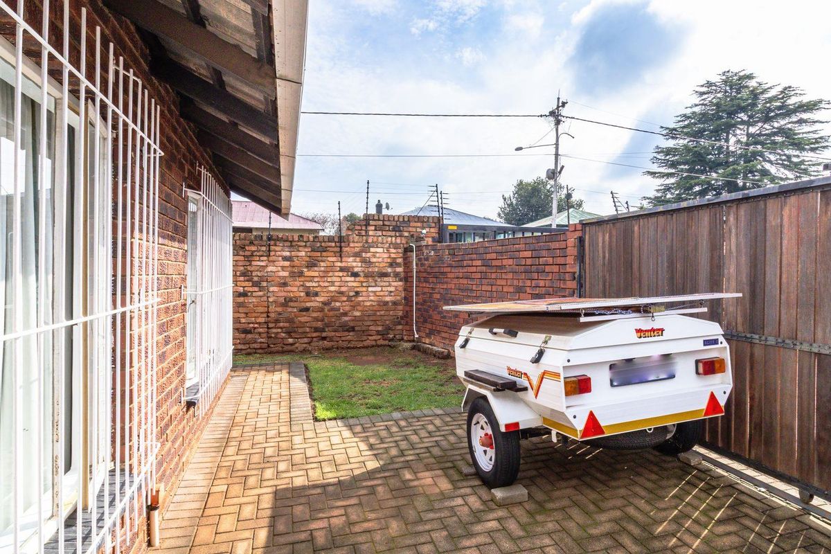 Charming 2 Bedroom, 2 Bathroom, Low-Maintenance Townhouse in Secure Complex - Photo 4