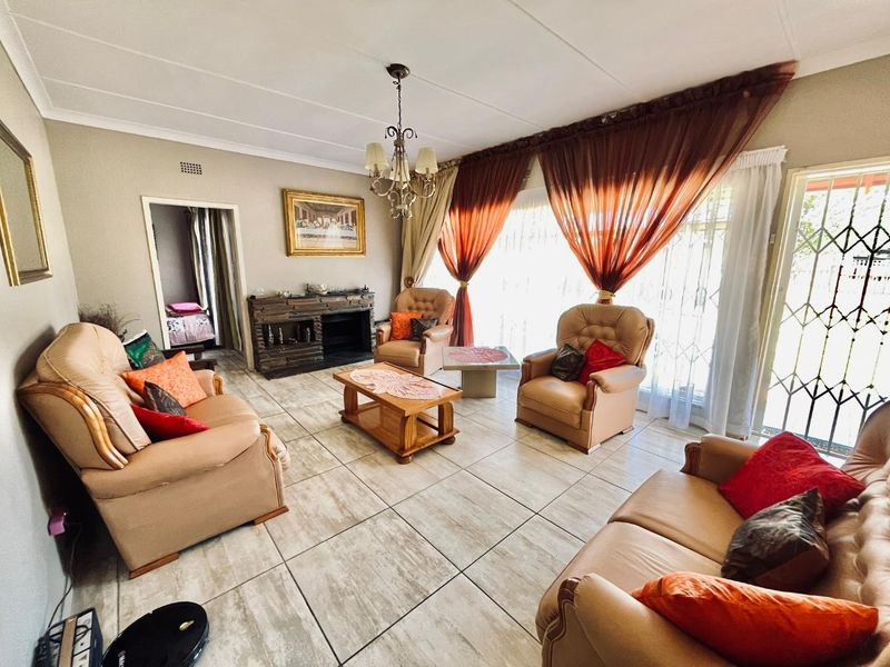 Your Dream Home: Open Spaces, Pool, and Prime Security Features!" - Photo 4