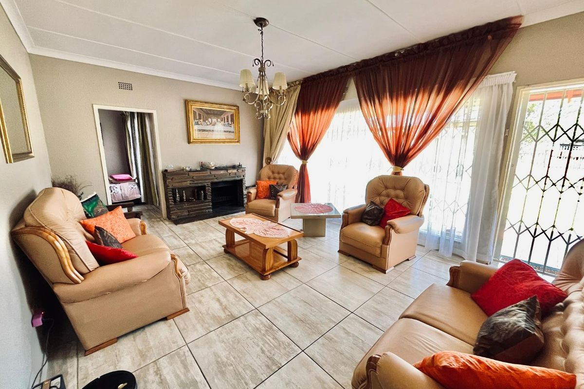 Your Dream Home: Open Spaces, Pool, and Prime Security Features!" - Photo 4