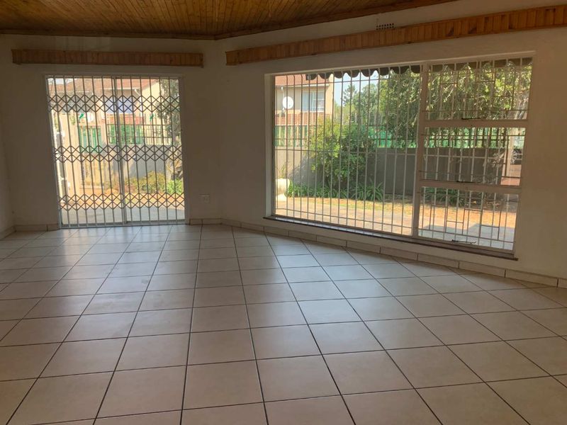 Townhouse for sale in prime Farrarmere location - Photo 3