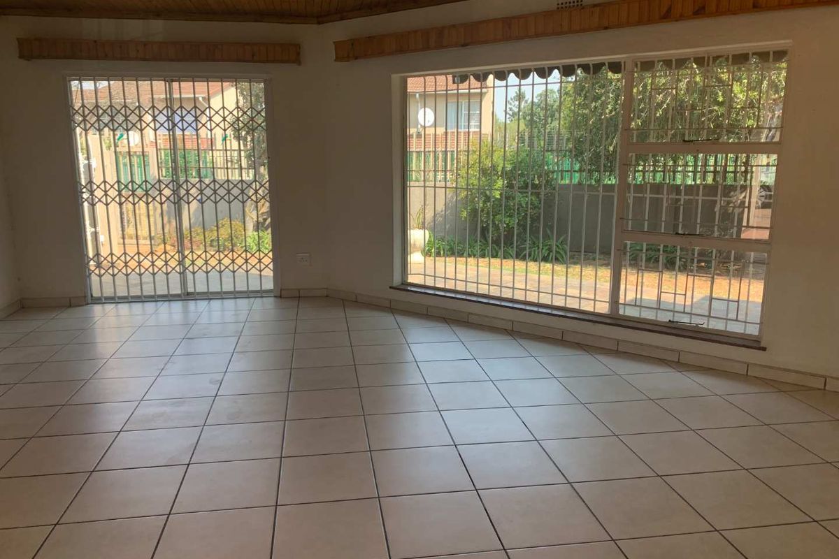 Townhouse for sale in prime Farrarmere location - Photo 3