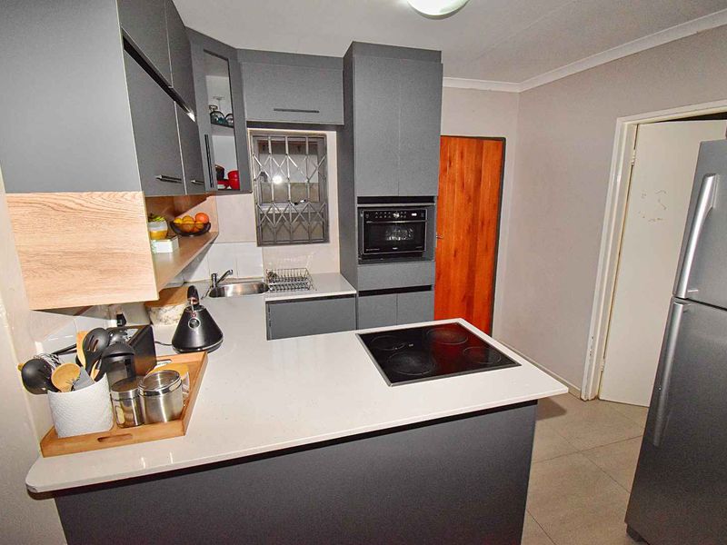 3 Bedroom, 2 Bathroom Home - Photo 9