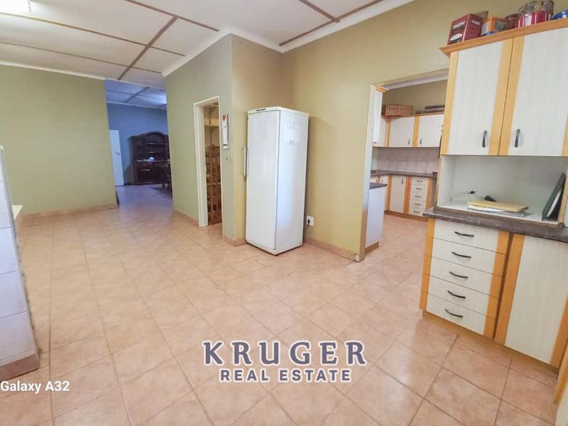 Spacious family home with FLATS situated close to town! - Photo 9