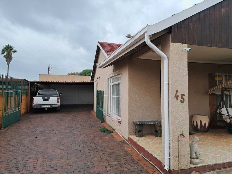 4 Bedroom Family Home with Cottage for Sale in Van Dyk Park. - Photo 2