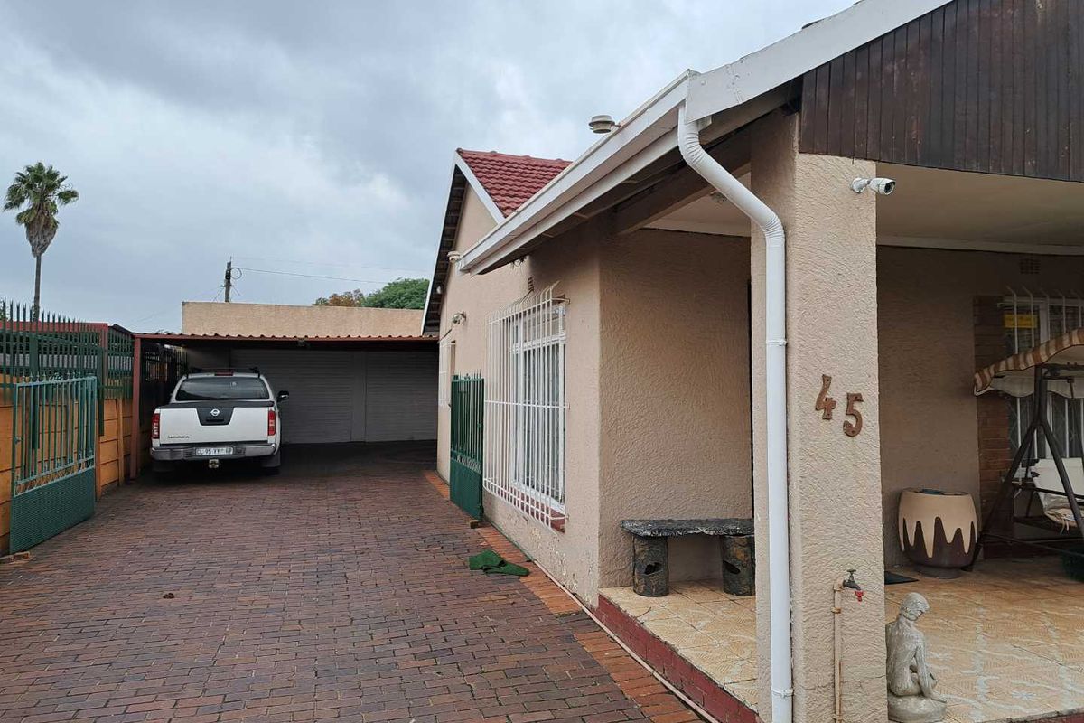 4 Bedroom Family Home with Cottage for Sale in Van Dyk Park. - Photo 2
