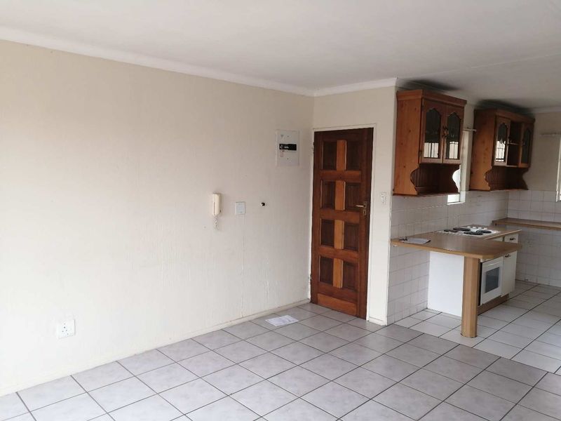 Riverside, 2 Bedroom for sale - Photo 2