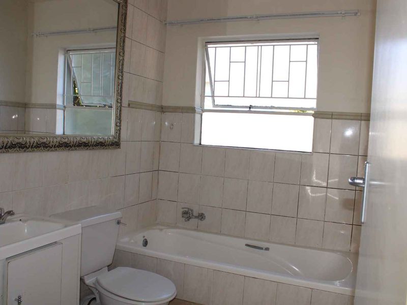 Garden Apartment Close to Mall of Africa - Photo 3
