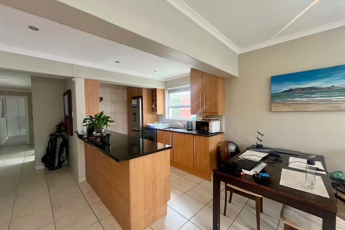 3 Bedroom Apartment with Parking, Steps from the Promenade - Photo 4