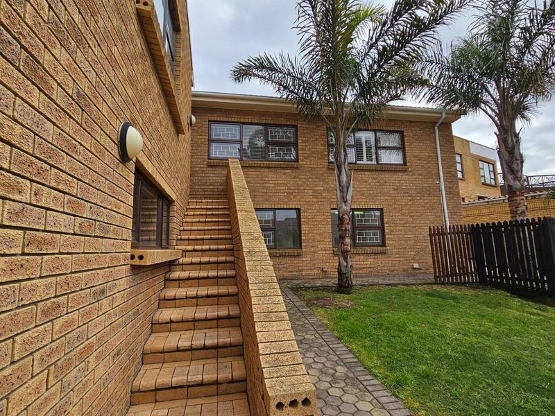 Beach living: 7 Bedroom, easy upkeep home - Photo 2