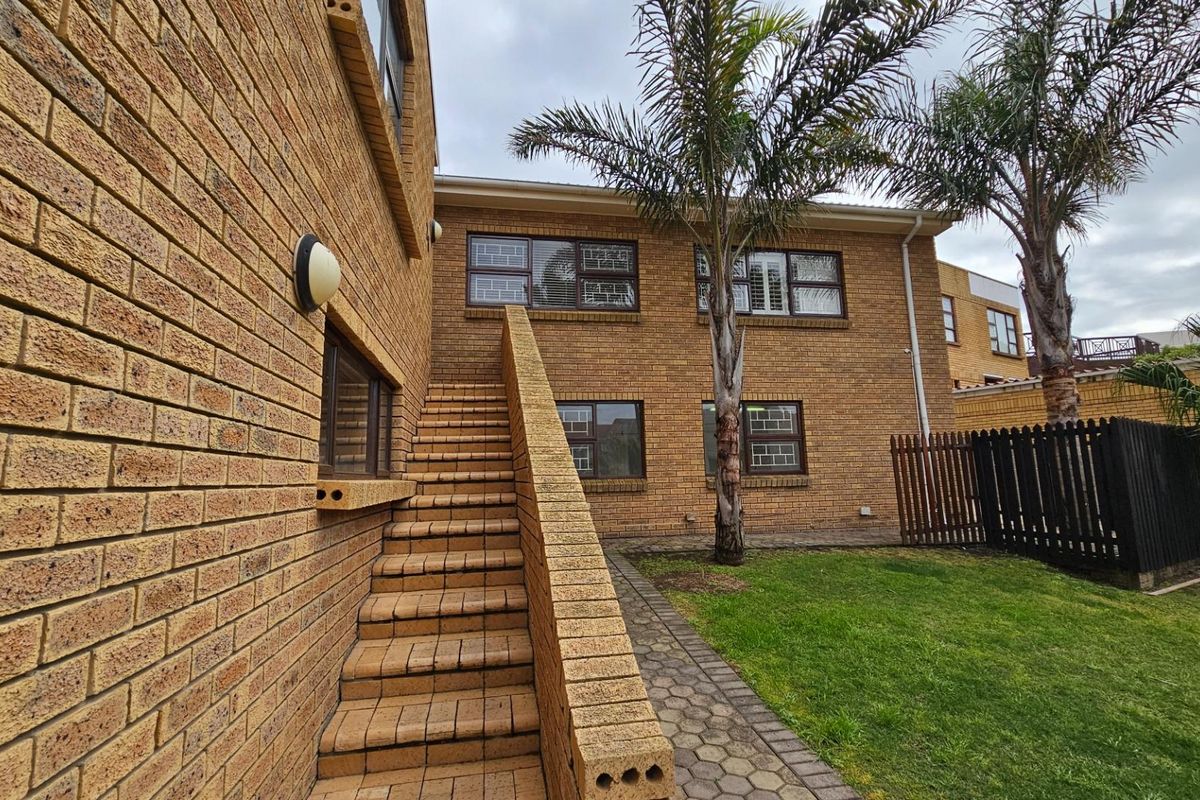 Beach living: 7 Bedroom, easy upkeep home - Photo 2