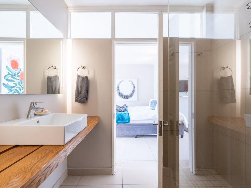 Stylish Studio with Parking in Airbnb-Friendly Block - Photo 2