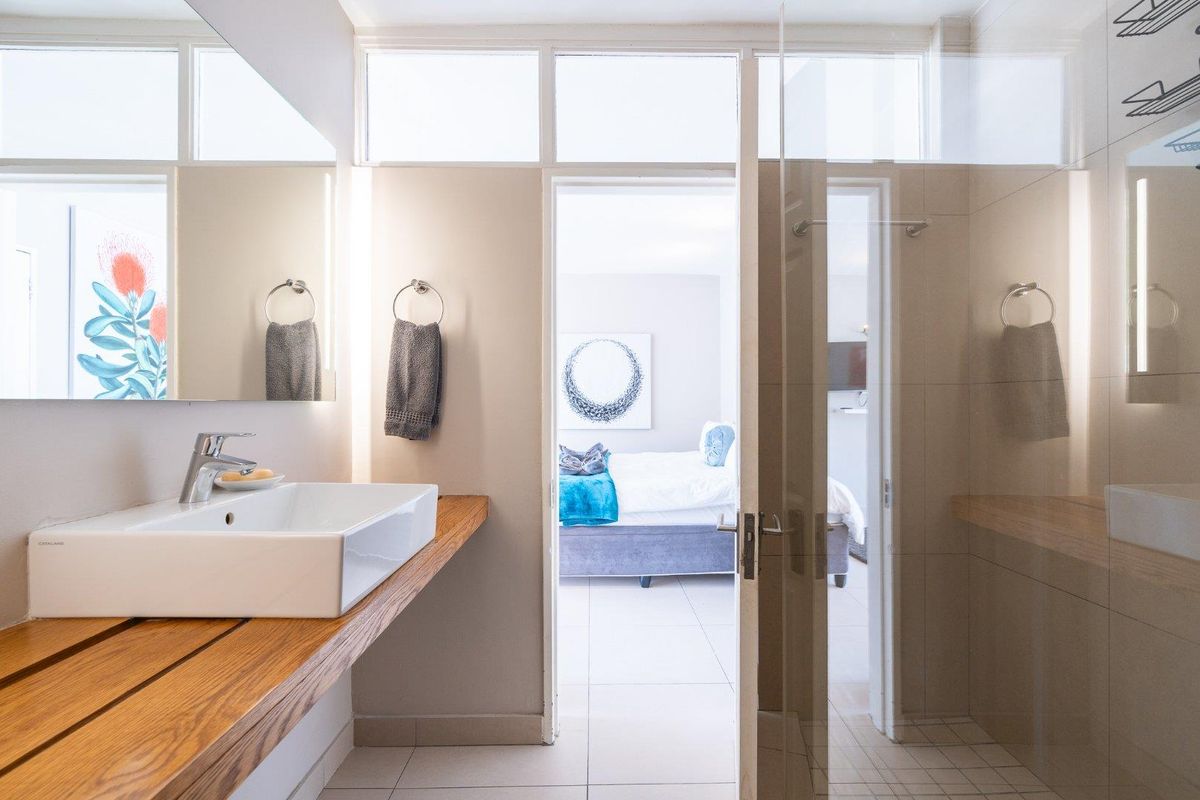 Stylish Studio with Parking in Airbnb-Friendly Block - Photo 2