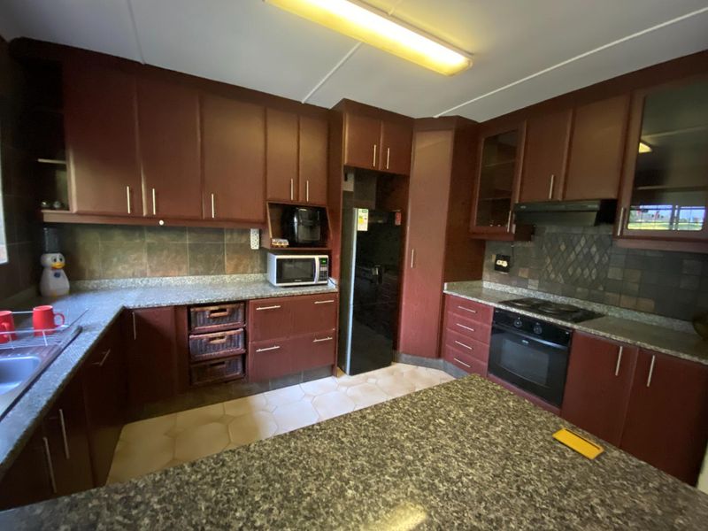 Convenience at Your Doorstep: Centrally Located 3BR House with Pool - Photo 4