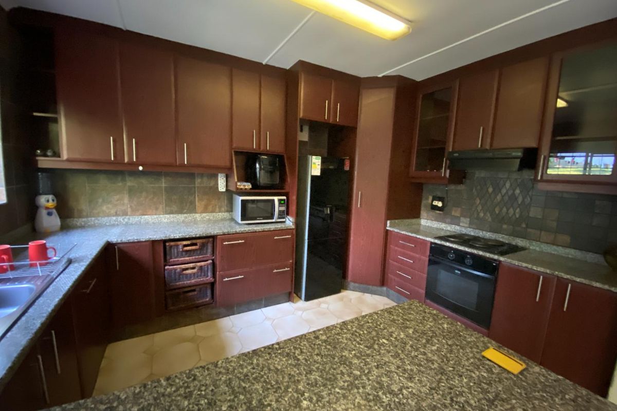 Convenience at Your Doorstep: Centrally Located 3BR House with Pool - Photo 4