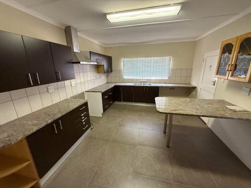 LARGE FAMILY HOME IN A DESIRABLE STREET OF OLYMPIA - Photo 4