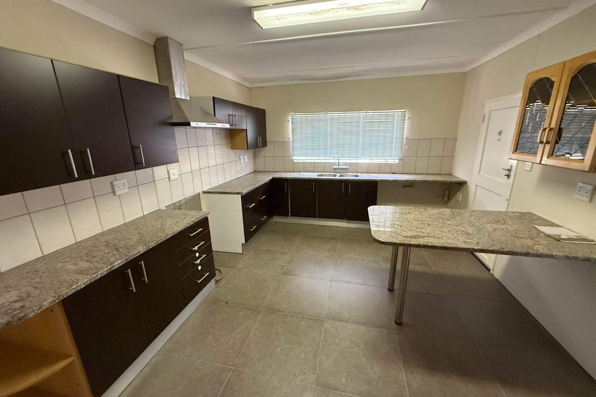 LARGE FAMILY HOME IN A DESIRABLE STREET OF OLYMPIA - Photo 4