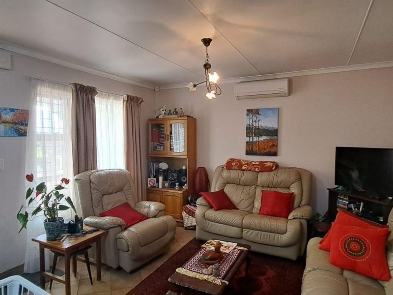 Charming Facebrick Full Title Townhouse in a Popular Complex - Photo 5