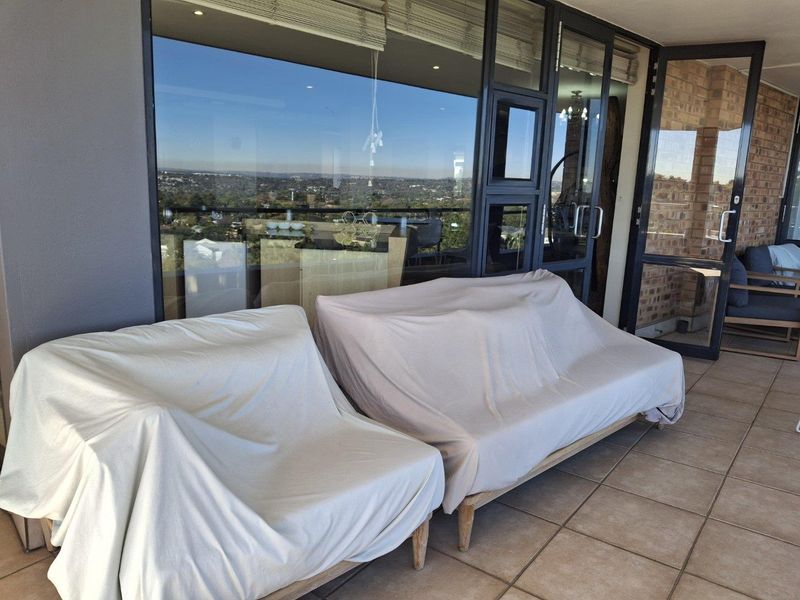 AN EXQUISITE THREE BEDROOM FURNISHED PENTHOUSE - Photo 4