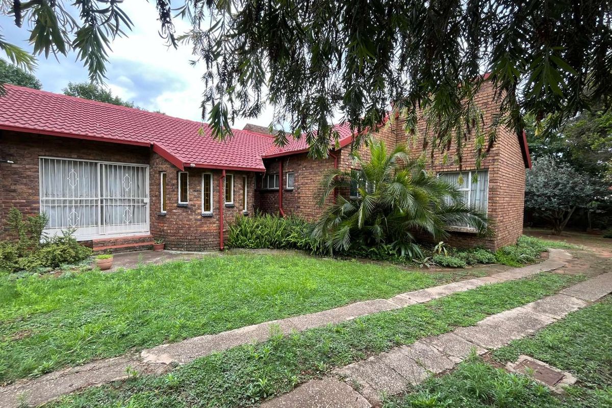 Spacious living - Photo 3