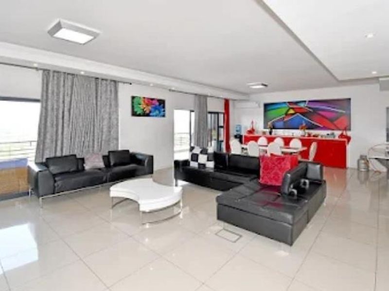 Three Bedroom Penthouse apartment with sensational views - Photo 4