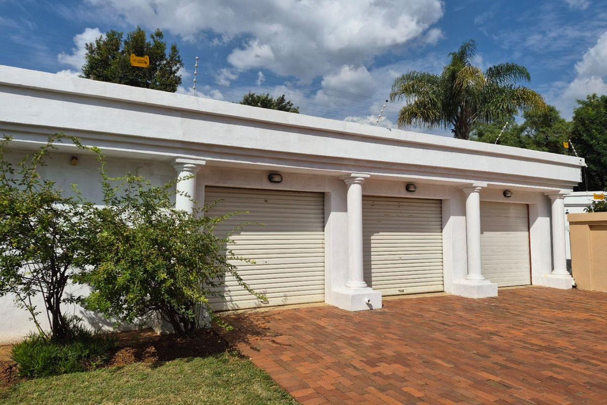 Spacious Family Living in Secure Boomed Estate – Excellent Location! - Photo 2