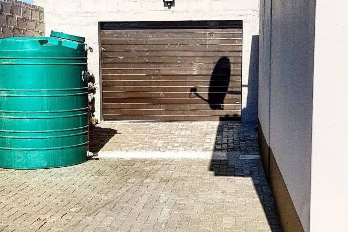 Beautiful free standing house for sale in Walvisbay-Hermes - Photo 4