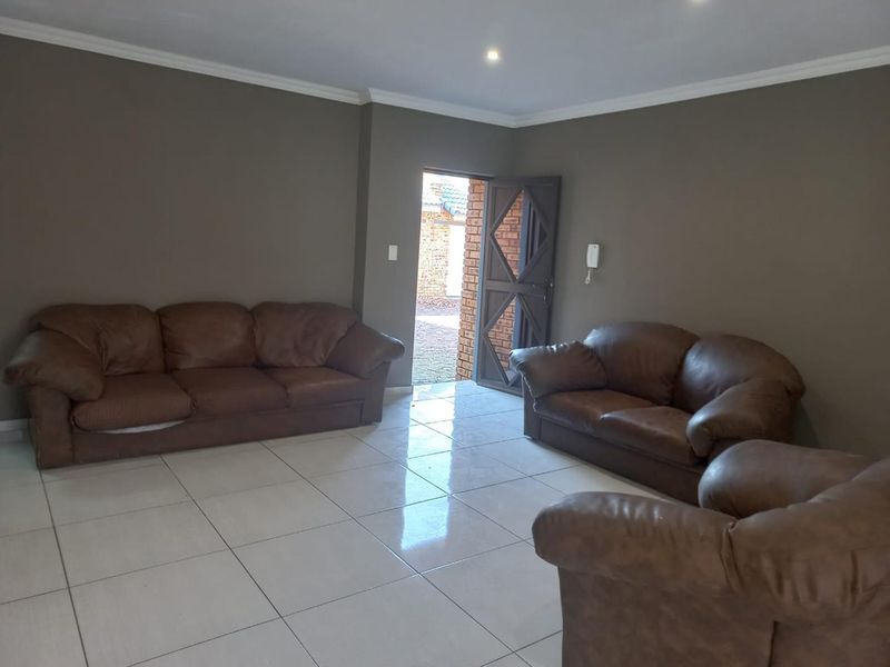 Modern Three Bedroom Full Title Cluster For Sale in Brackenhurst - Photo 4
