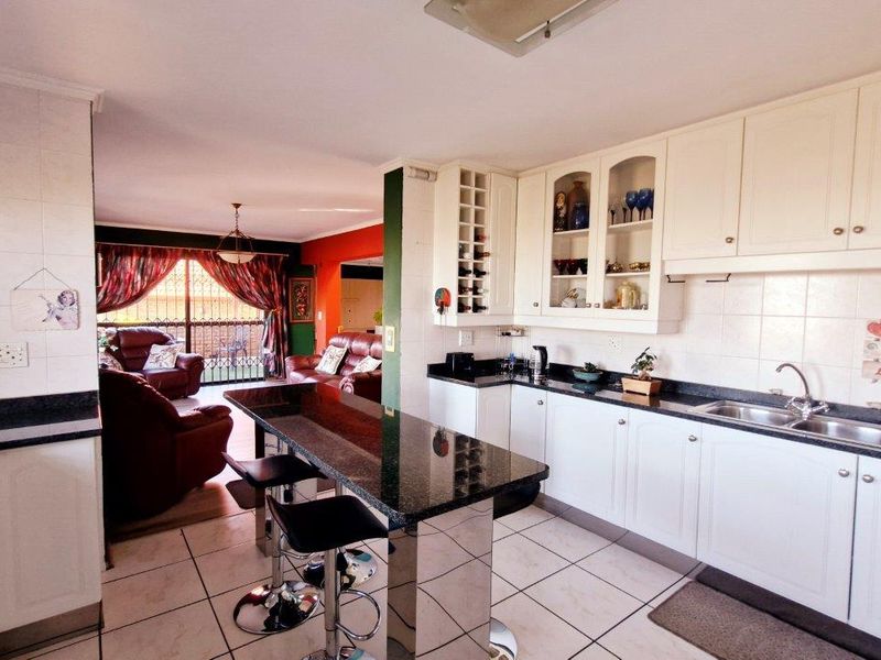 DON'T MISS OUT ON THIS AMAZING FAMILY HOME!!! - Photo 5