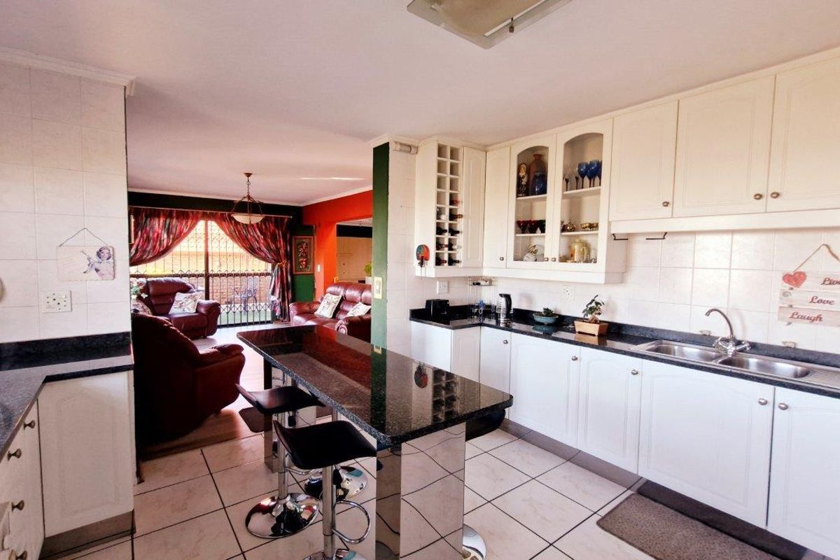 DON'T MISS OUT ON THIS AMAZING FAMILY HOME!!! - Photo 5