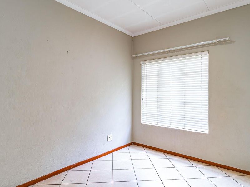 Spacious Double-Story Townhouse in La Montagne - Photo 10