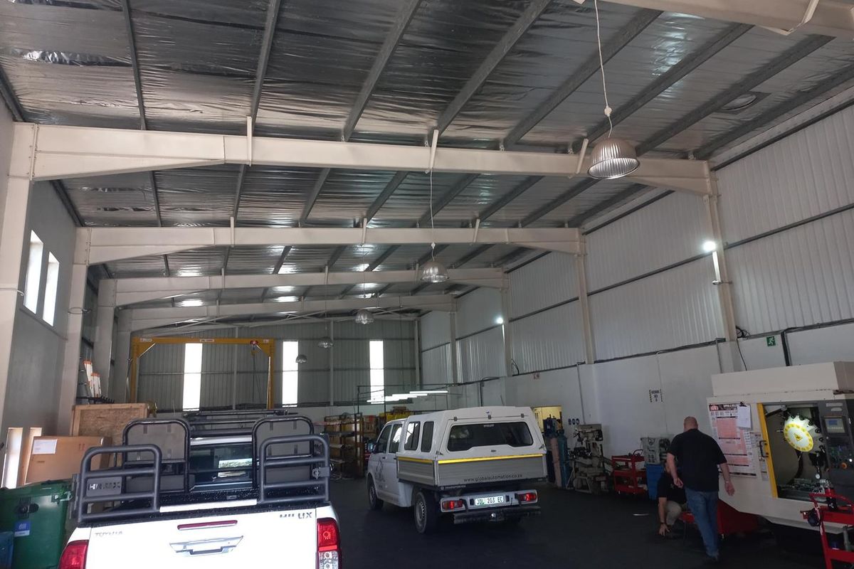 Free standing warehouse / operations premises, available immediately! - Photo 4