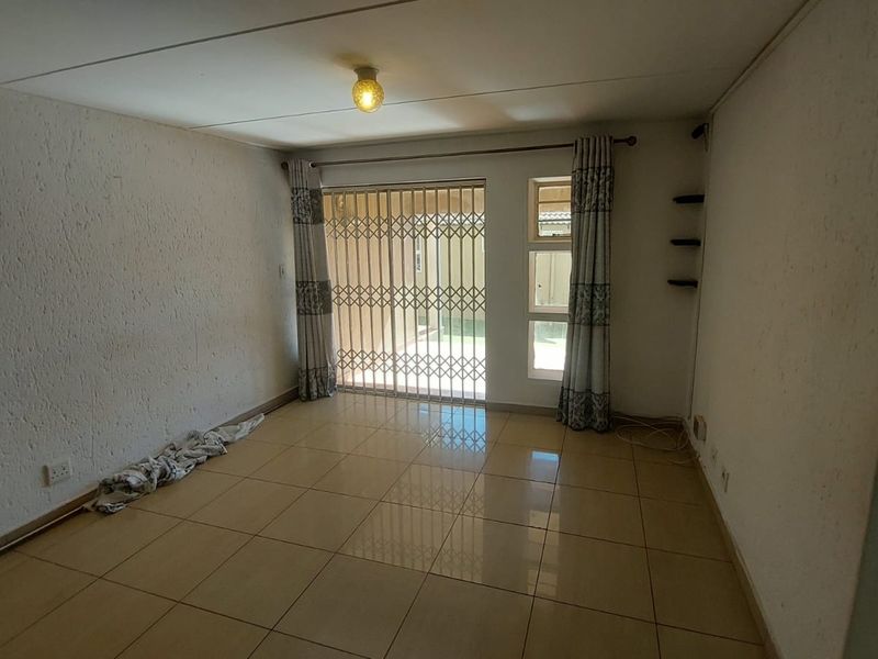 Charming Ground-Floor Unit: Comfort Meets Style! - Photo 4